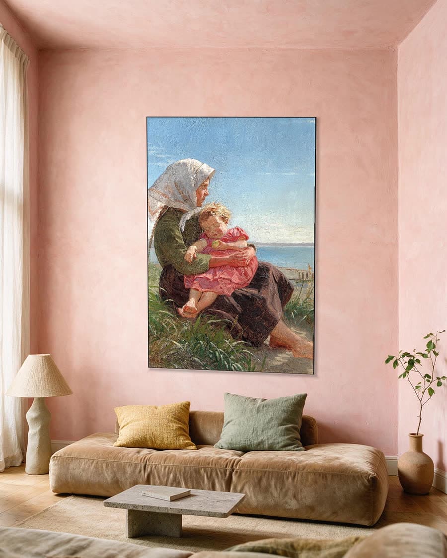 Klein meisje op blote voeten bij het strand van Hornbæk in een aluminium frame aan dezelfde muur