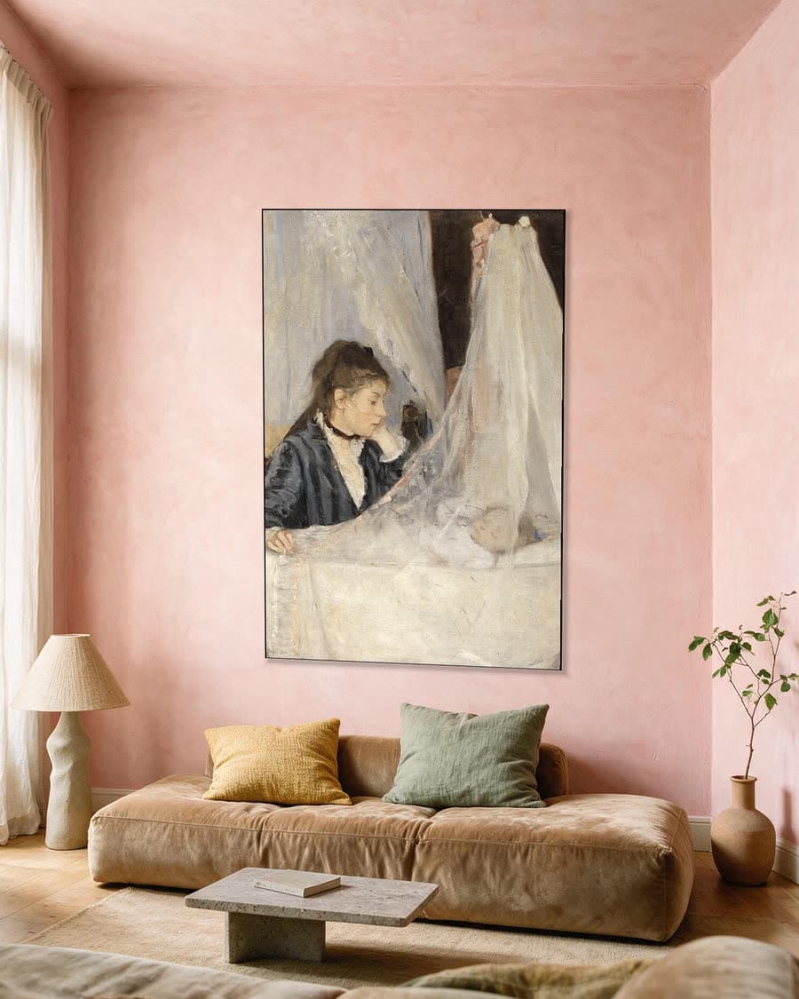 De wieg (1872) in een aluminium frame aan dezelfde muur