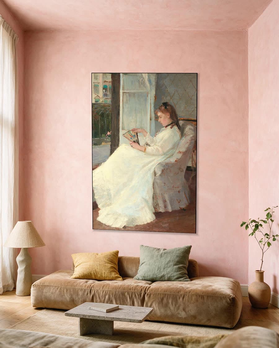 De zuster van de kunstenares bij het raam in een aluminium frame aan dezelfde muur