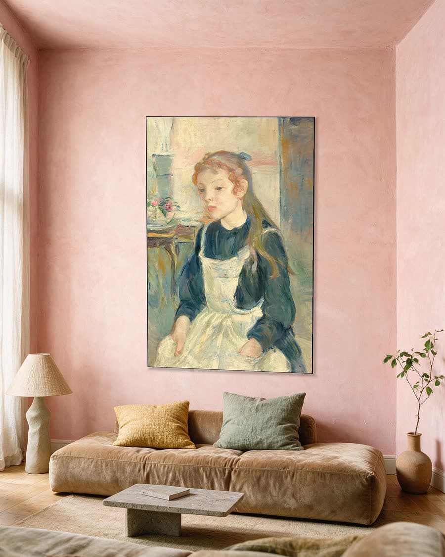 Jong meisje met schort in een aluminium frame aan dezelfde muur