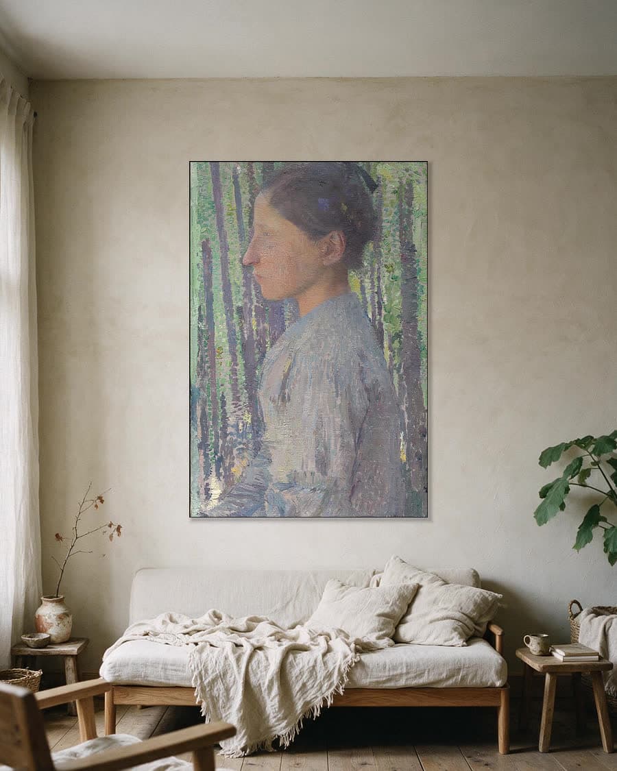 Vrouw en profiel in een aluminium frame aan dezelfde muur