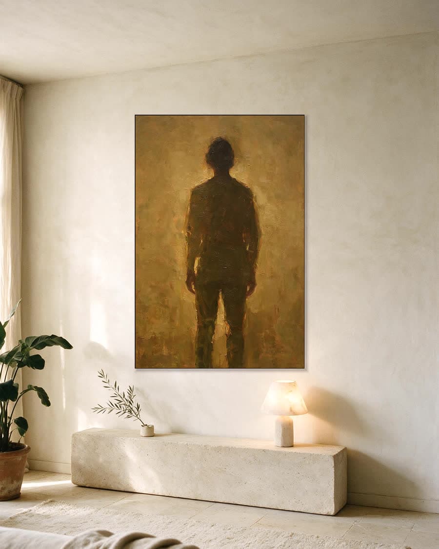 Figuur in een lege kamer in een aluminium frame aan dezelfde muur
