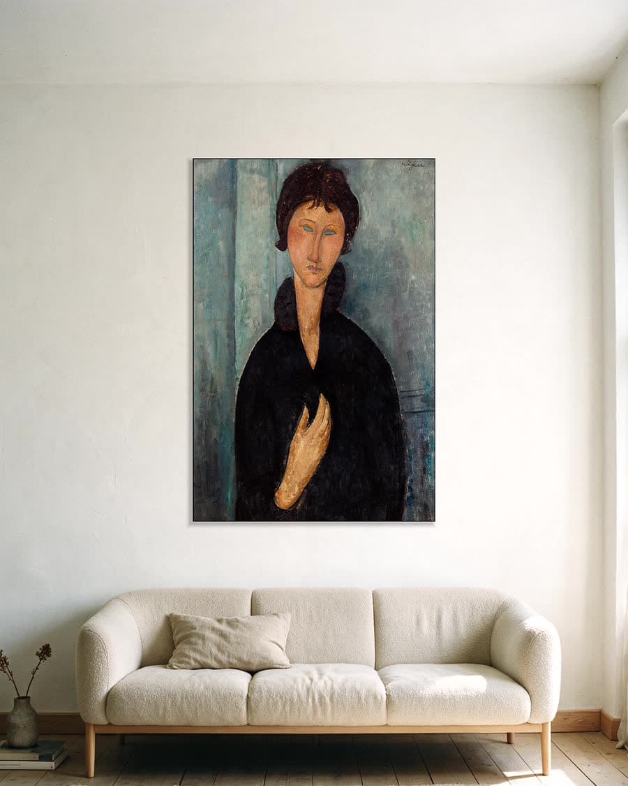 Vrouw met blauwe ogen in een aluminium frame aan dezelfde muur