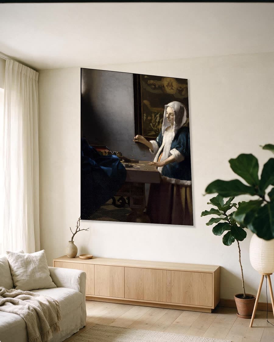 Vrouw met een Weegschaal in een aluminium frame aan dezelfde muur