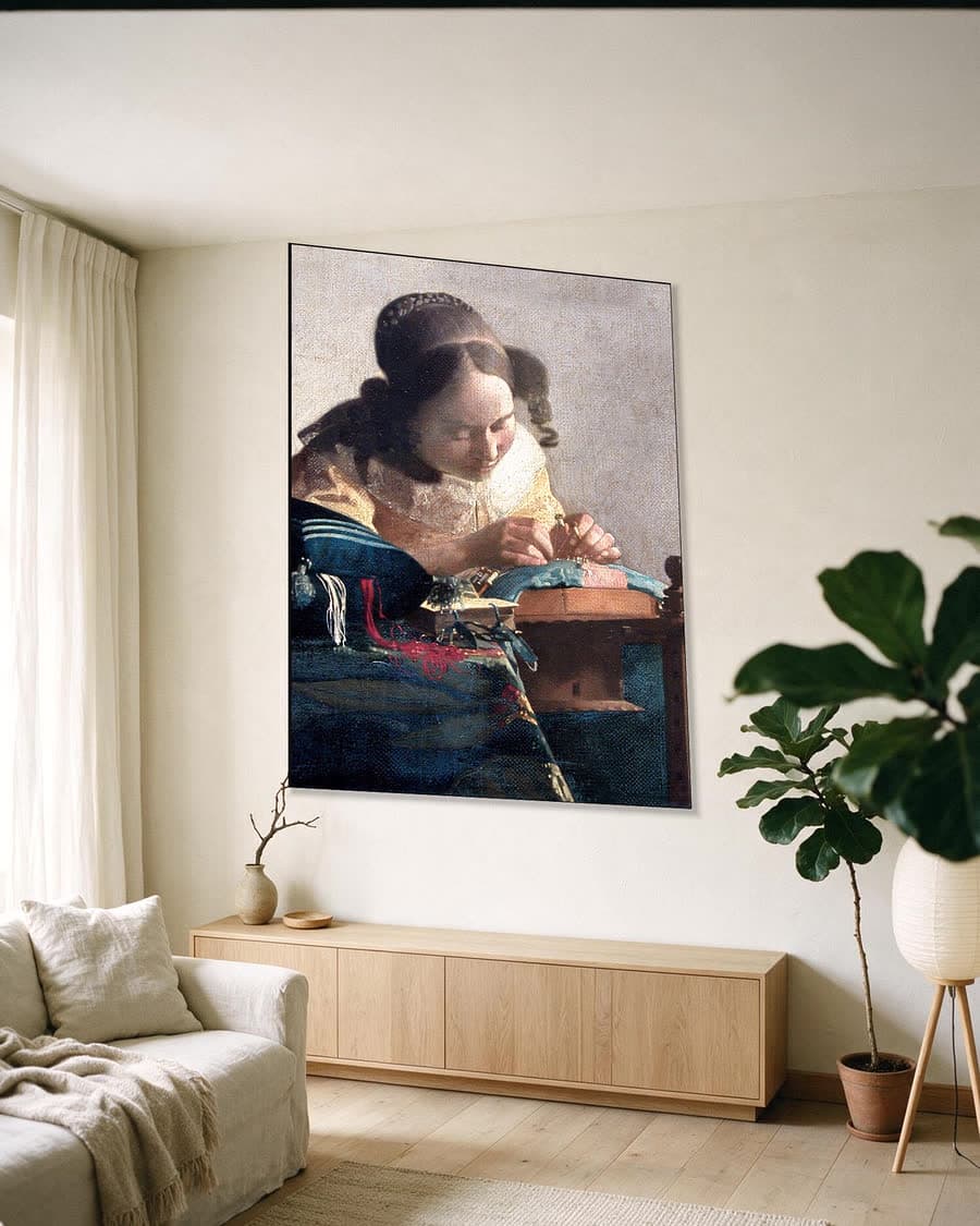 De Kantwerkster in een aluminium frame aan dezelfde muur