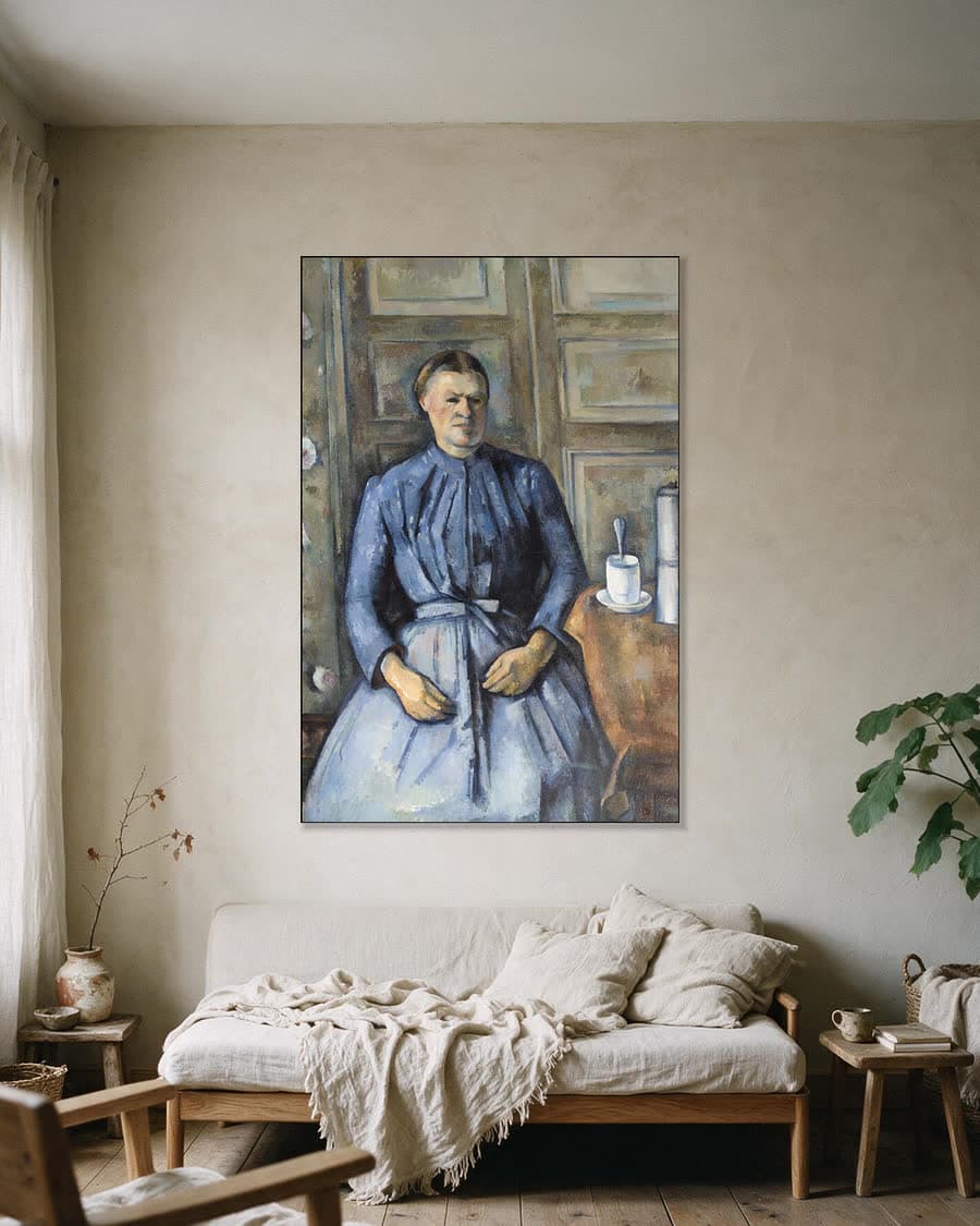Vrouw met koffiekan in een aluminium frame aan dezelfde muur