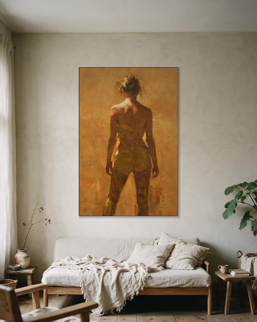 Vrouw met opgestoken haar in een aluminium frame aan dezelfde muur
