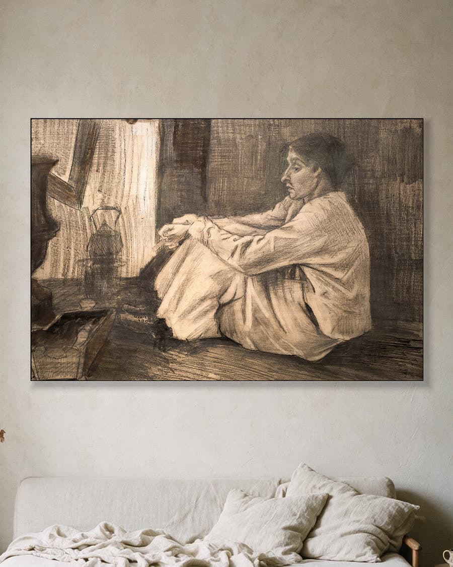 Vrouw ('Sien') bij de kachel in een aluminium frame aan dezelfde muur