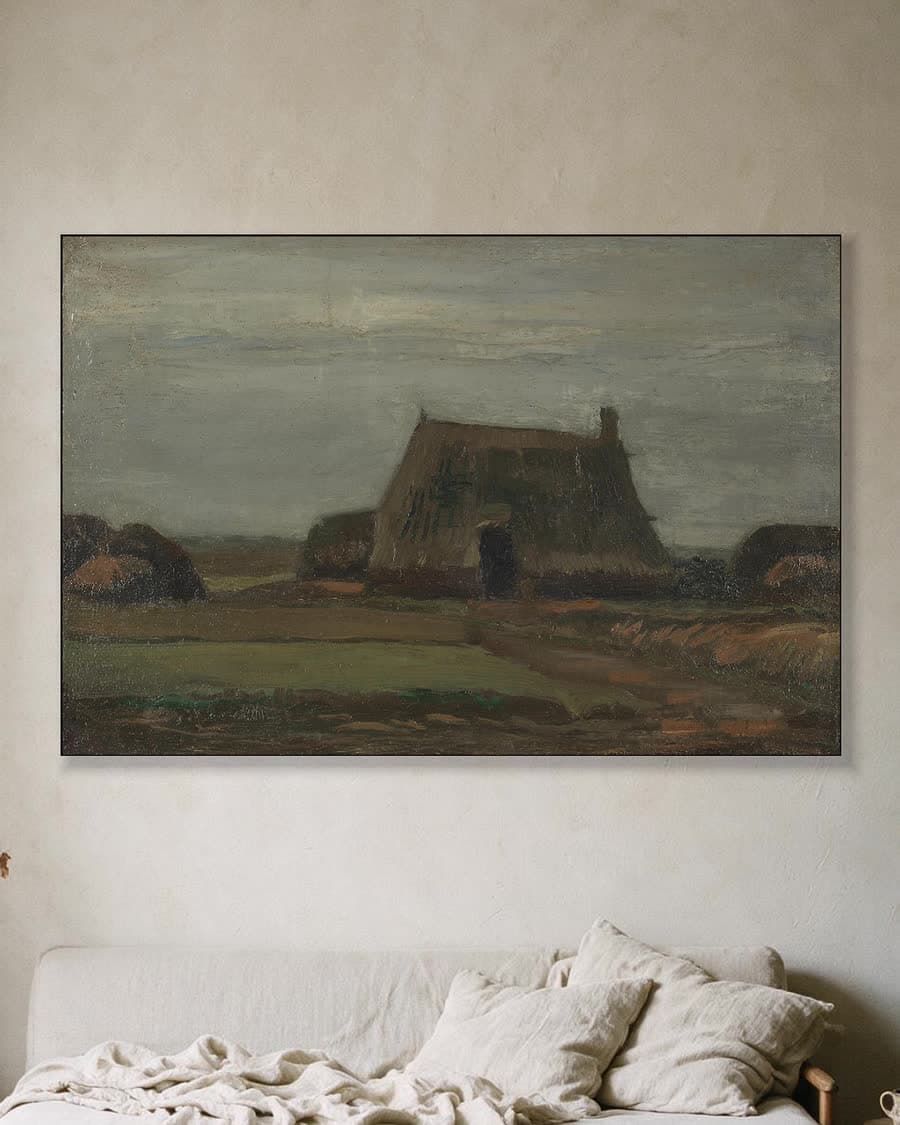 Boerderij met turfstapels in een aluminium frame aan dezelfde muur