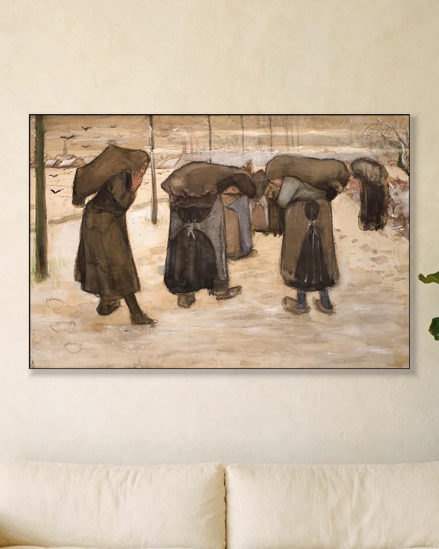 Vrouwen die kolenzakken dragen in de sneeuw in een aluminium frame aan dezelfde muur