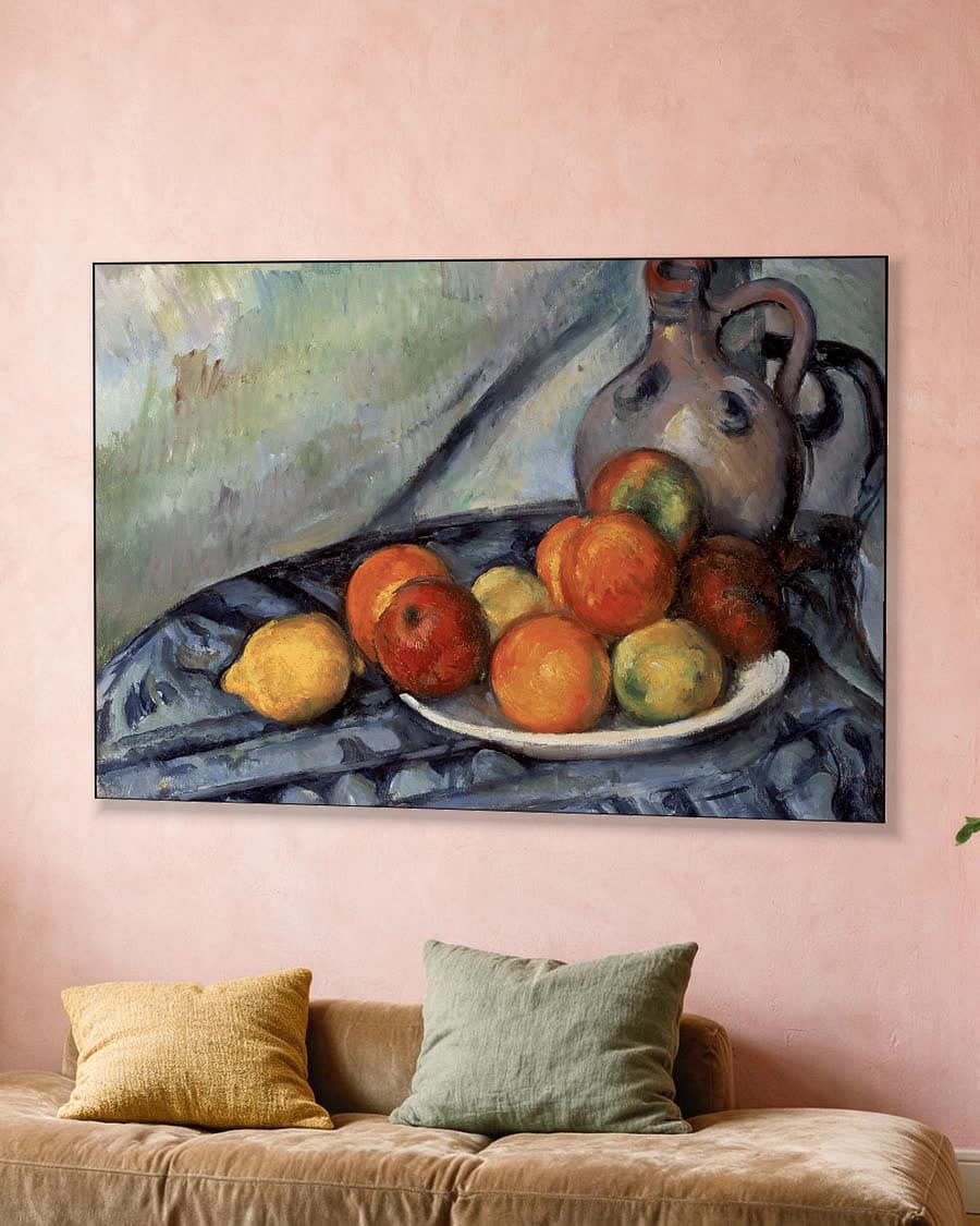 Vruchten en een kruik op tafel in een aluminium frame aan dezelfde muur