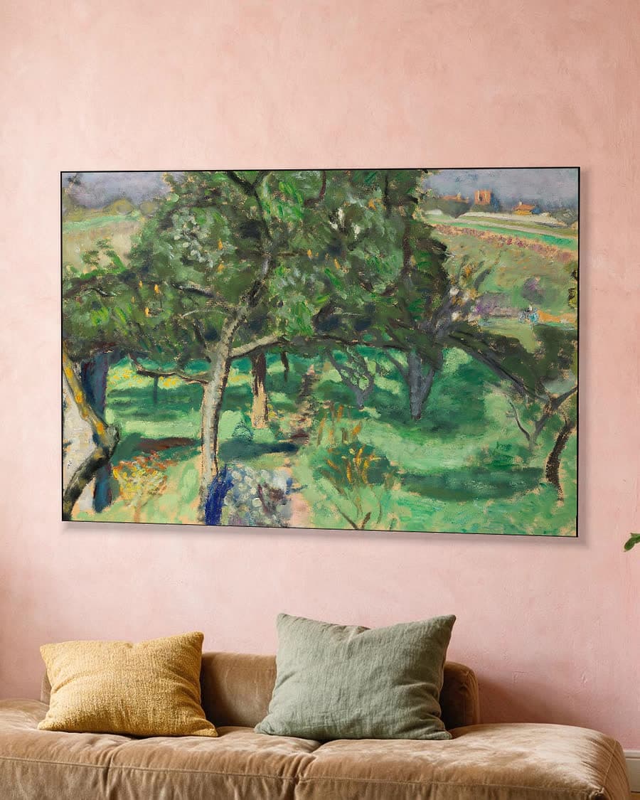 Landschap met fruitbomen in een aluminium frame aan dezelfde muur