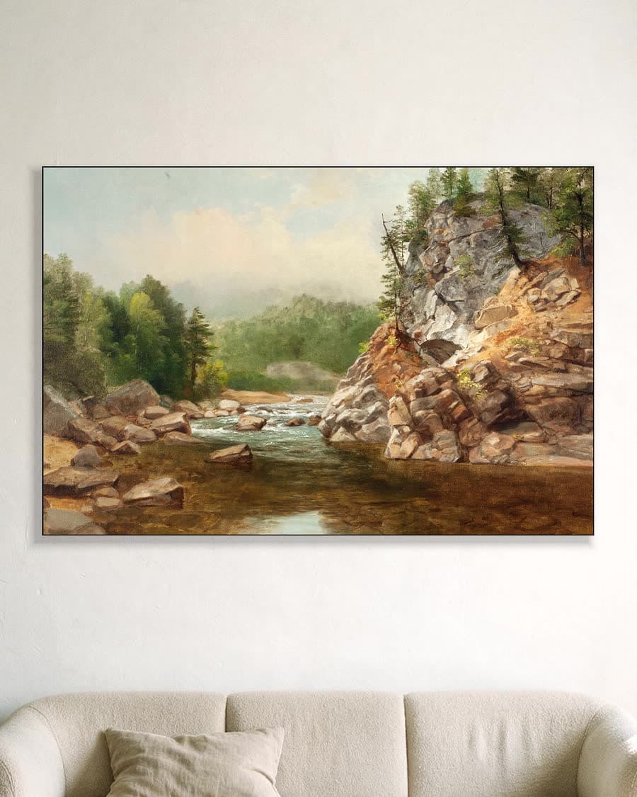 Rustige rivier door de bergen in een aluminium frame aan dezelfde muur