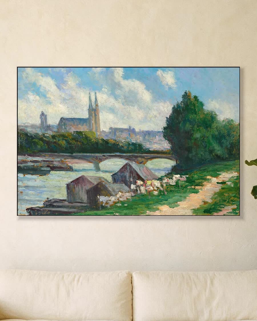 Stadsgezicht aan de rivier in een aluminium frame aan dezelfde muur