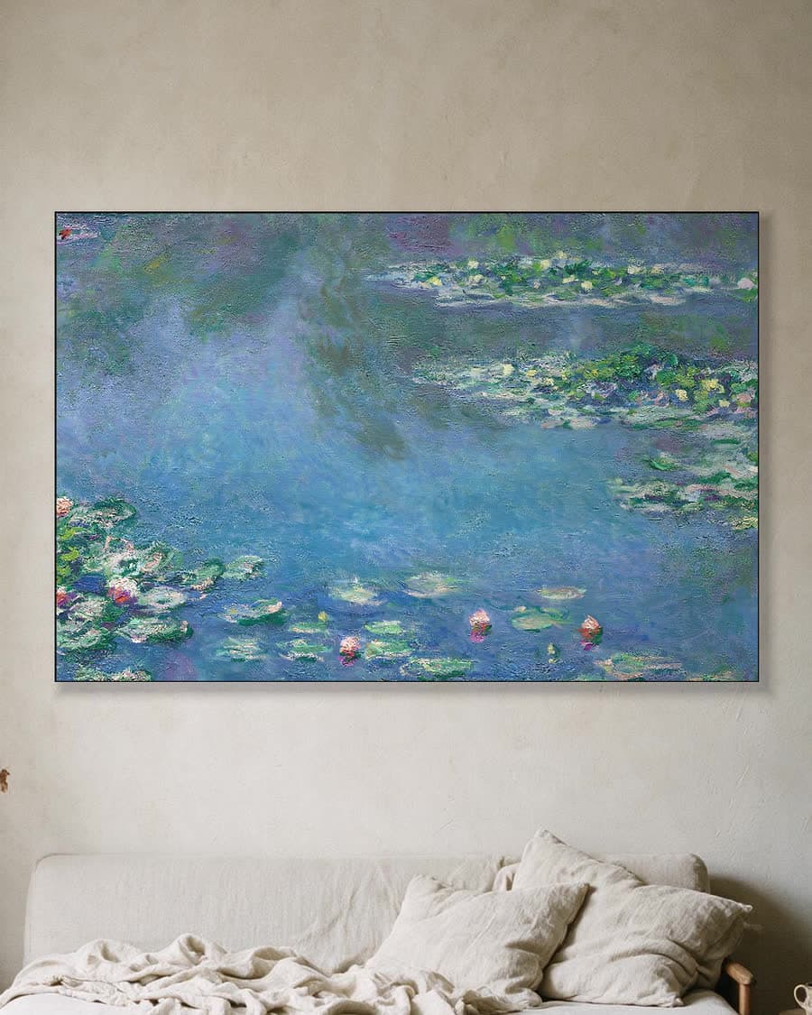 Waterlelies (1906) in een aluminium frame aan dezelfde muur