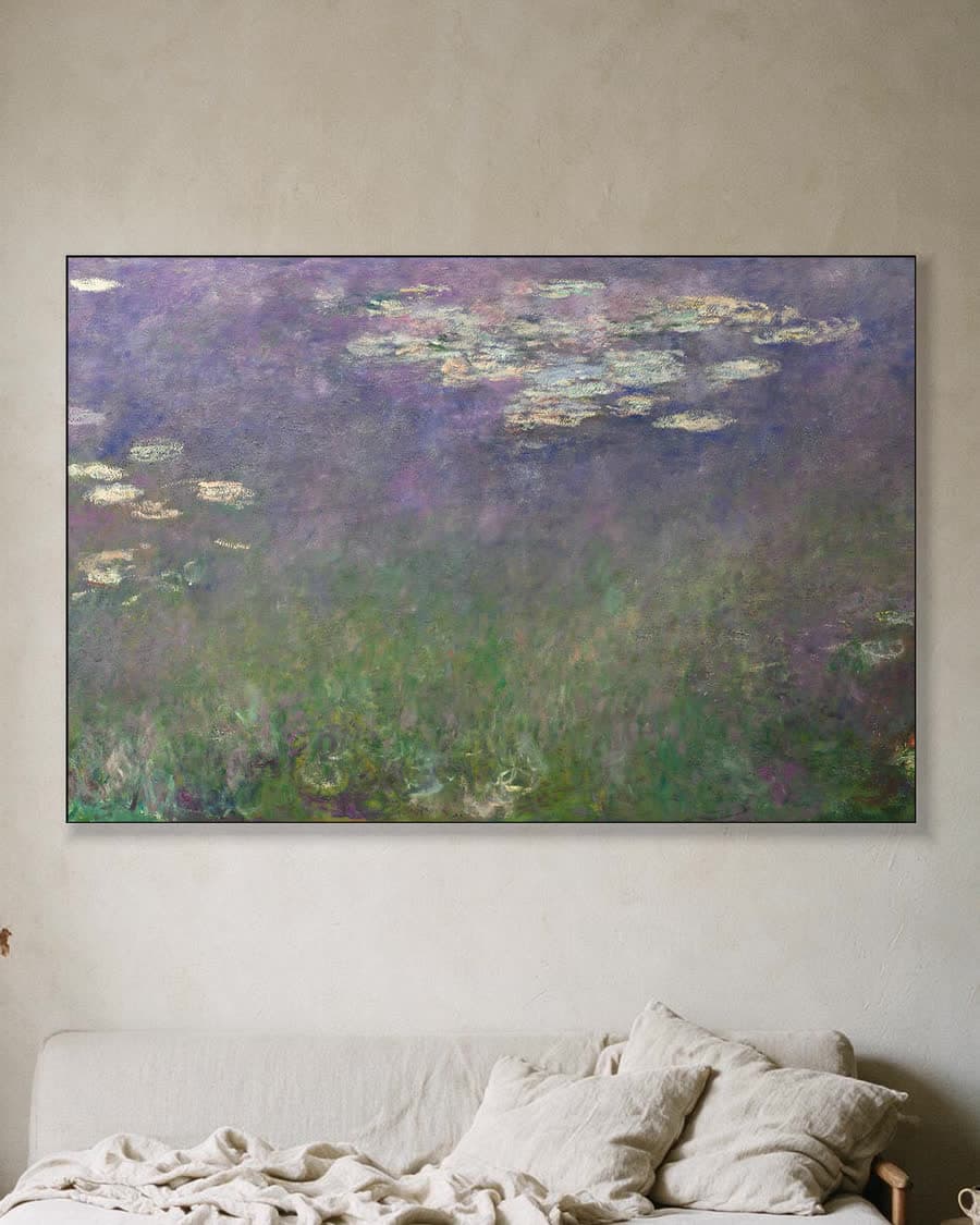 Waterlelies en agapanthus in een aluminium frame aan dezelfde muur