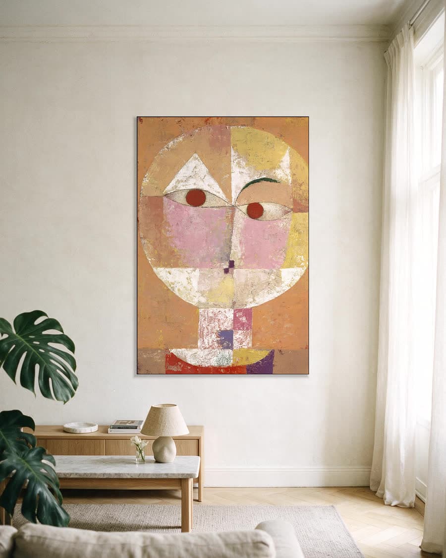 Senecio in een aluminium frame aan dezelfde muur