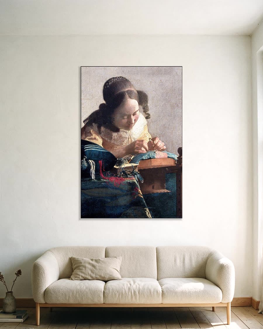 De Kantwerkster in een aluminium frame aan dezelfde muur