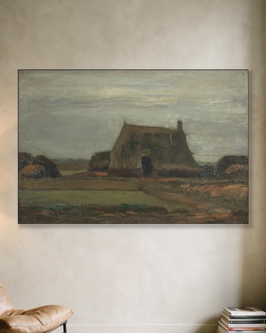 Boerderij met turfstapels in een aluminium frame aan dezelfde muur