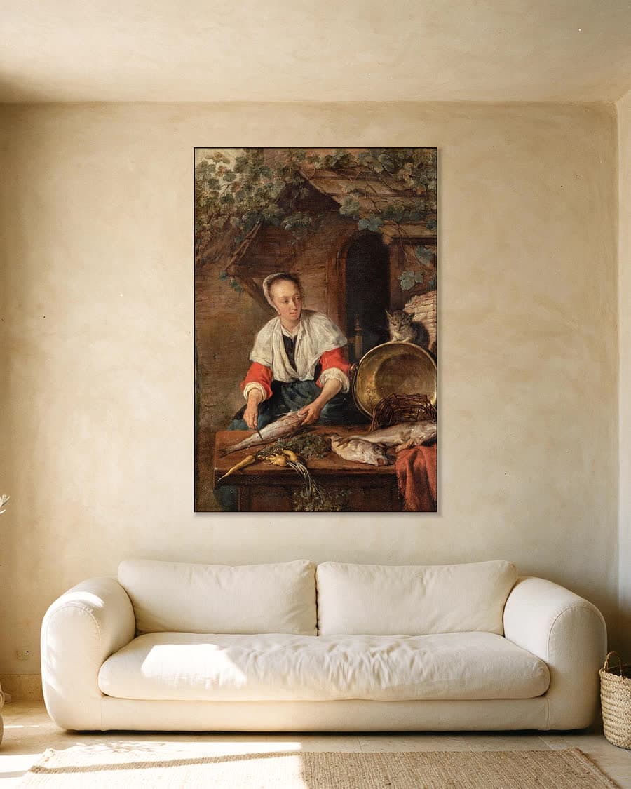 Dienstmeid maakt vis schoon voor het huis in een aluminium frame aan dezelfde muur