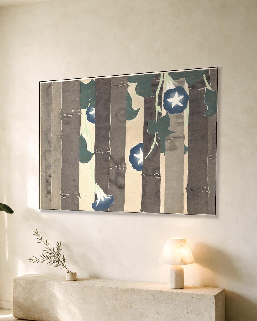Blauwe winde tussen bamboestammen in een aluminium frame aan dezelfde muur