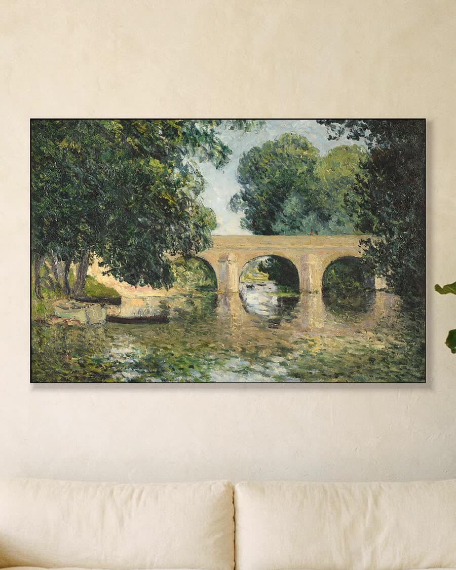 Brug over de rivier in een aluminium frame aan dezelfde muur