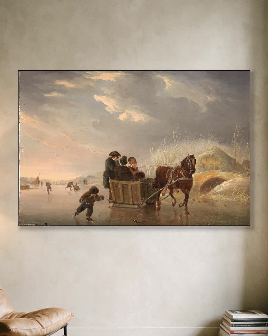 Winterlandschap met paardenslee op het ijs in een aluminium frame aan dezelfde muur