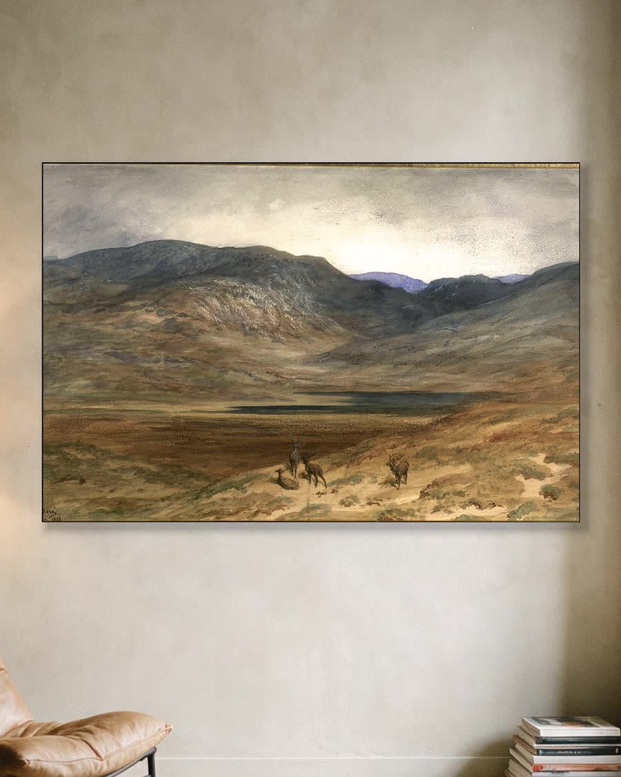 Berglandschap met herten in een aluminium frame aan dezelfde muur