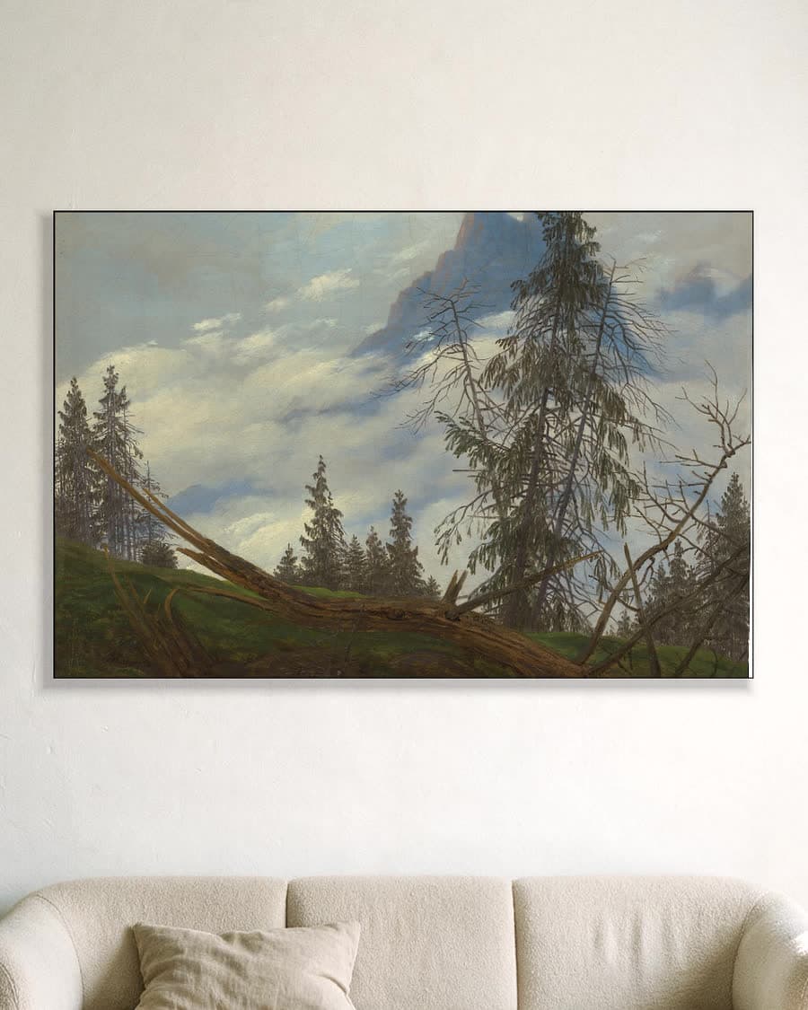 Berglandschap met omgevallen boom in een aluminium frame aan dezelfde muur