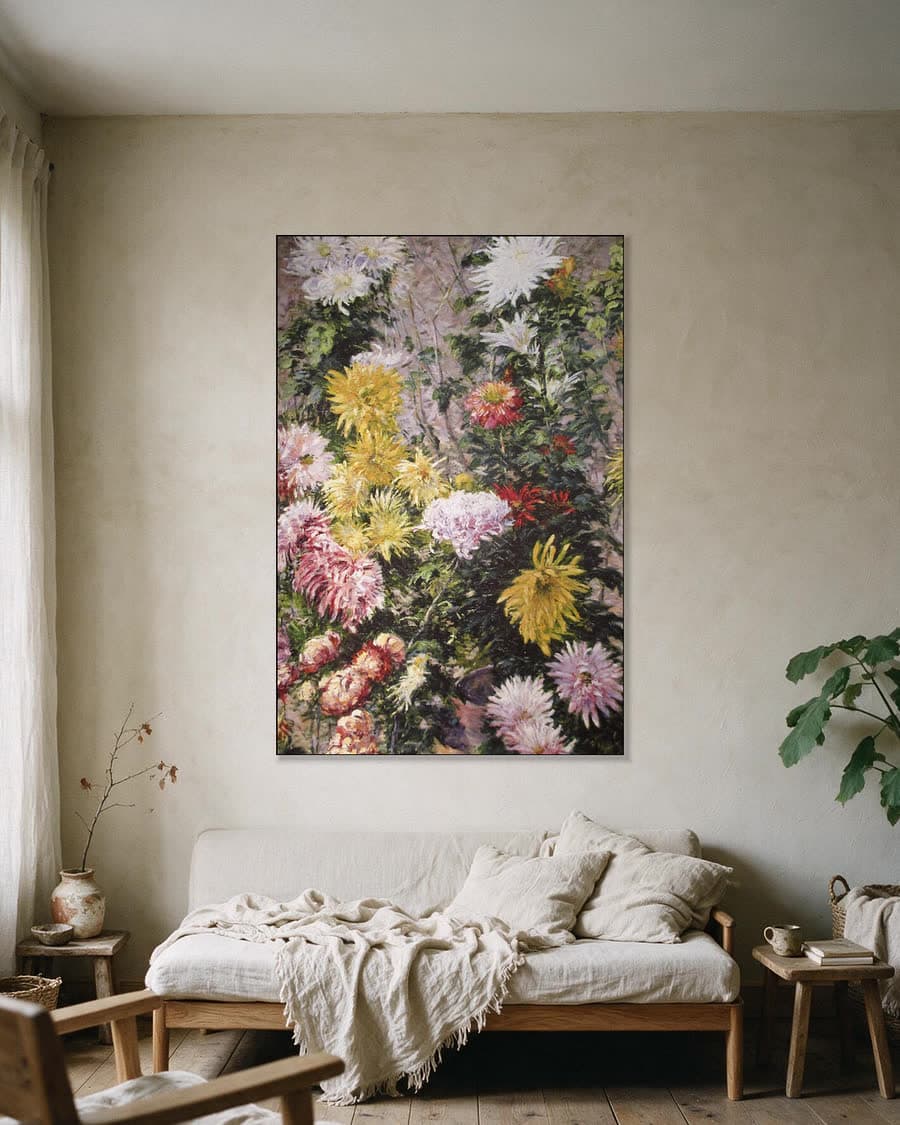 Witte en gele chrysanten in een aluminium frame aan dezelfde muur
