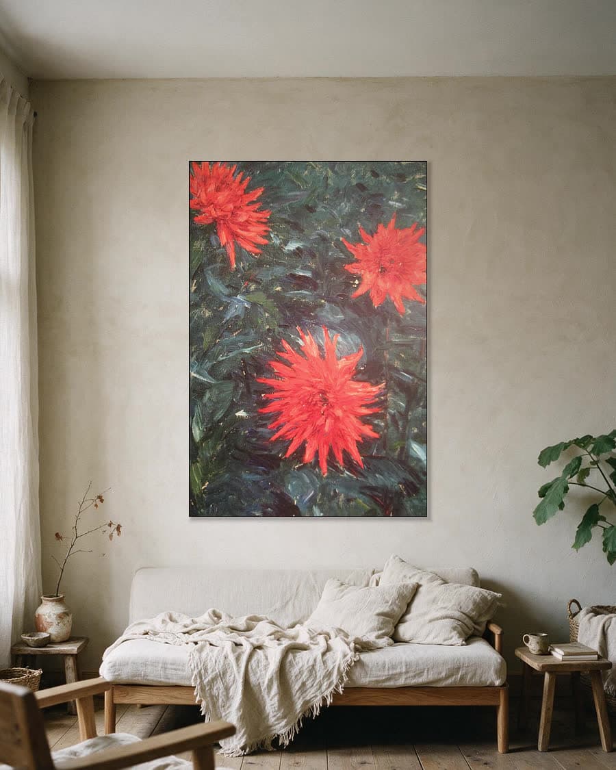 Rode cactusdahlia's in een aluminium frame aan dezelfde muur