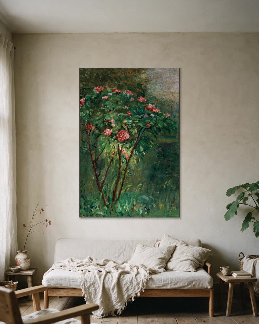 De bloeiende rozenstruik in een aluminium frame aan dezelfde muur