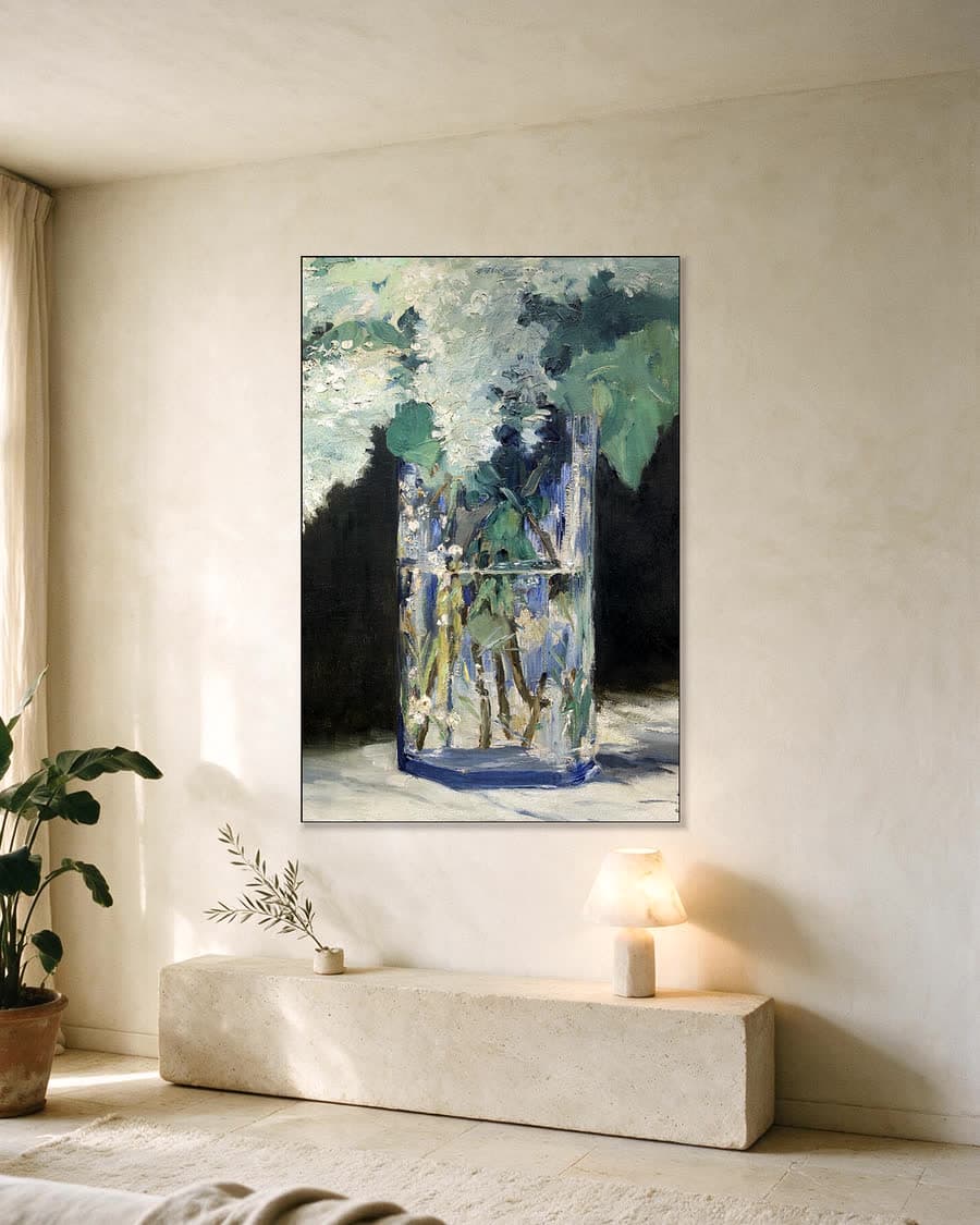 Witte sering in een aluminium frame aan dezelfde muur