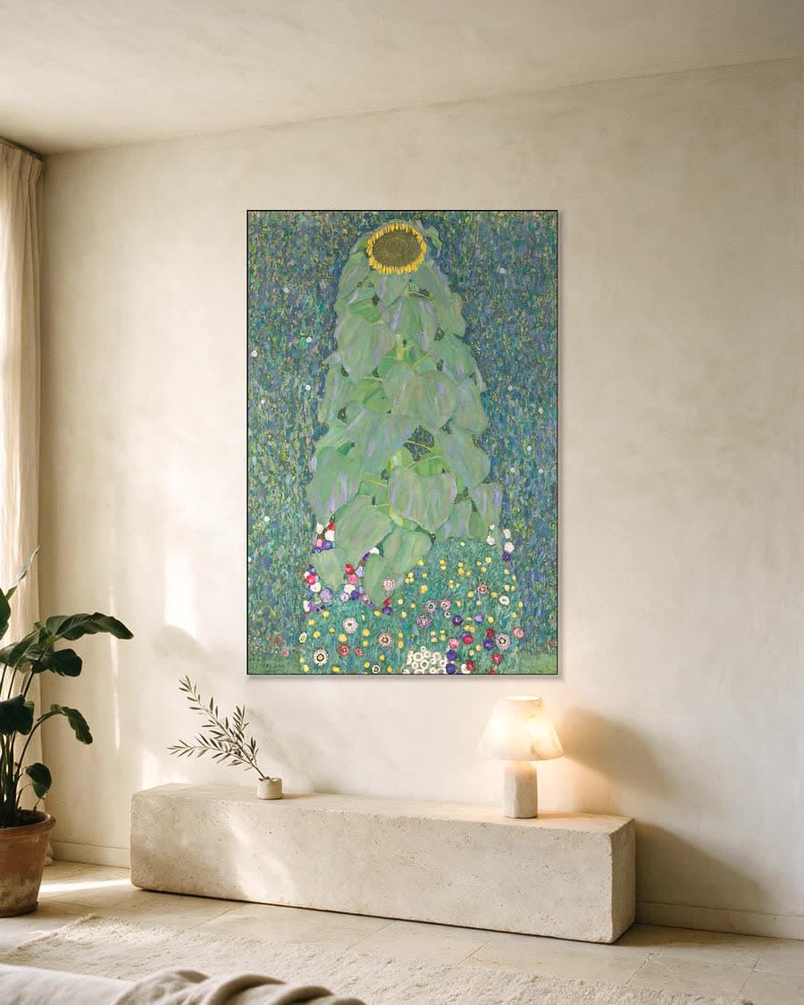 Zonnebloem in een aluminium frame aan dezelfde muur