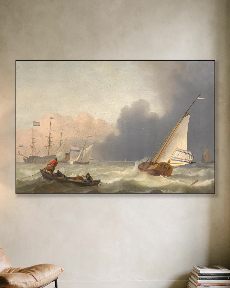 Woelige zee met een Nederlands jacht in een aluminium frame aan dezelfde muur