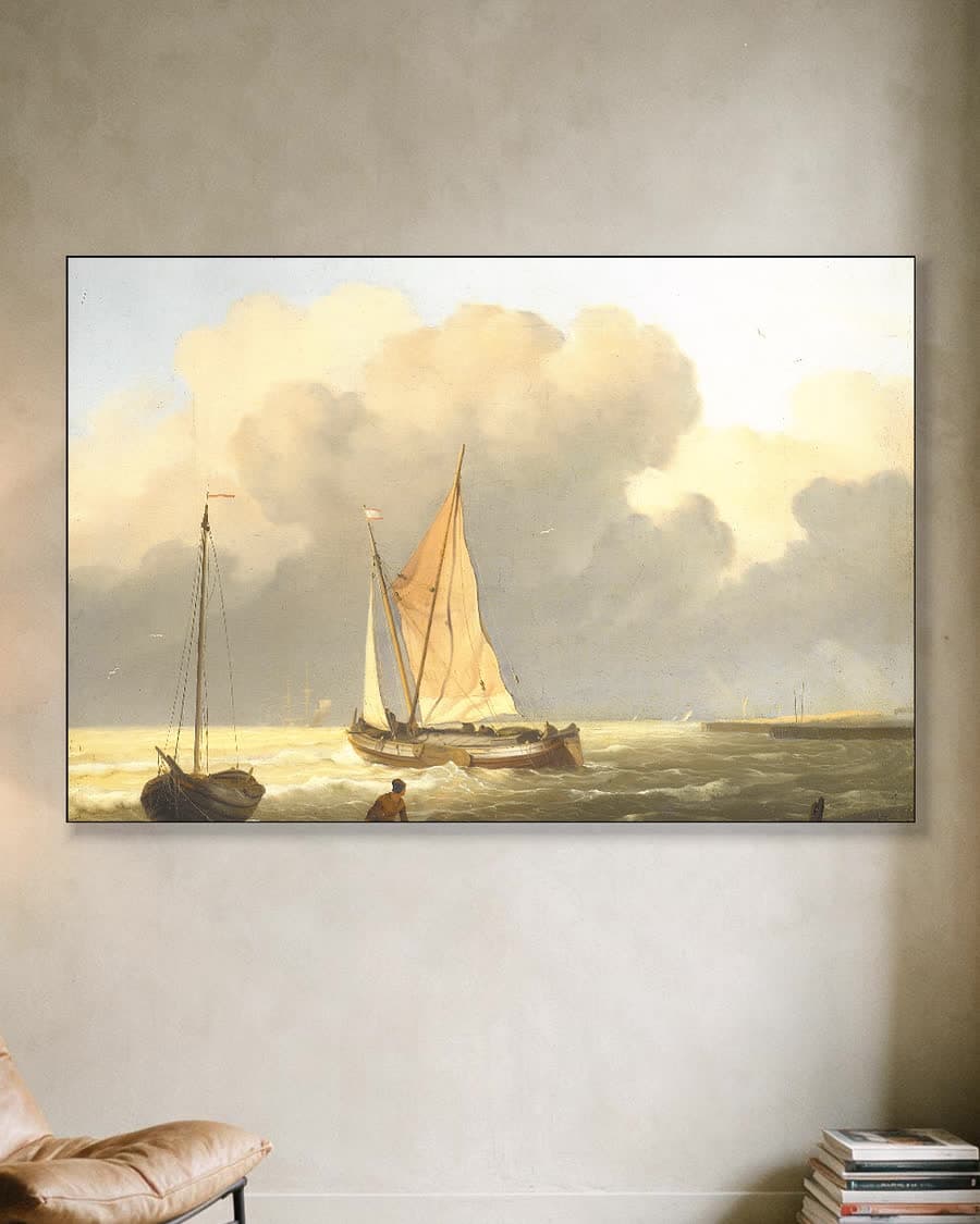 Zee bij de kust met een spriettjalk in een aluminium frame aan dezelfde muur