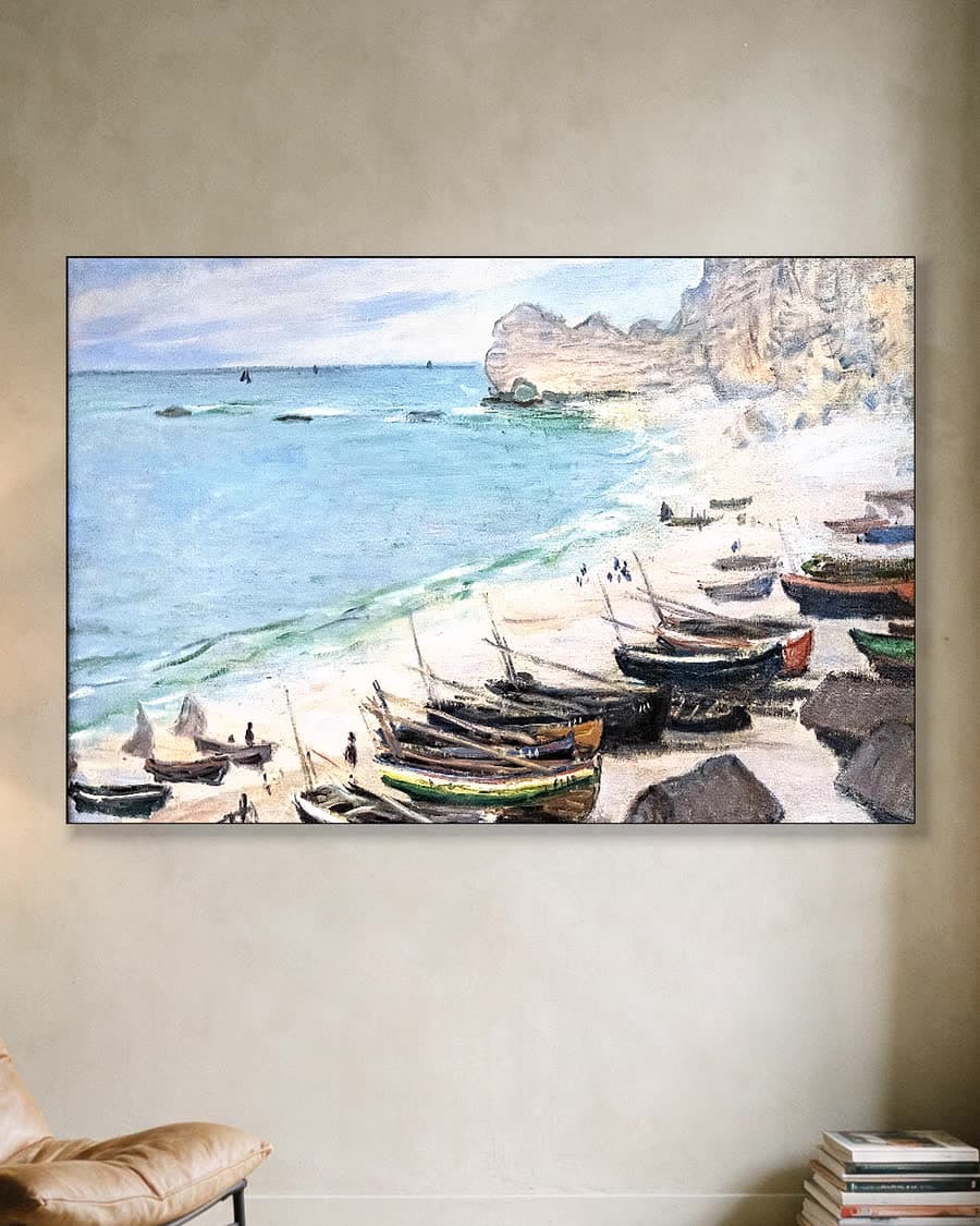 Boten op het strand bij Étretat in een aluminium frame aan dezelfde muur