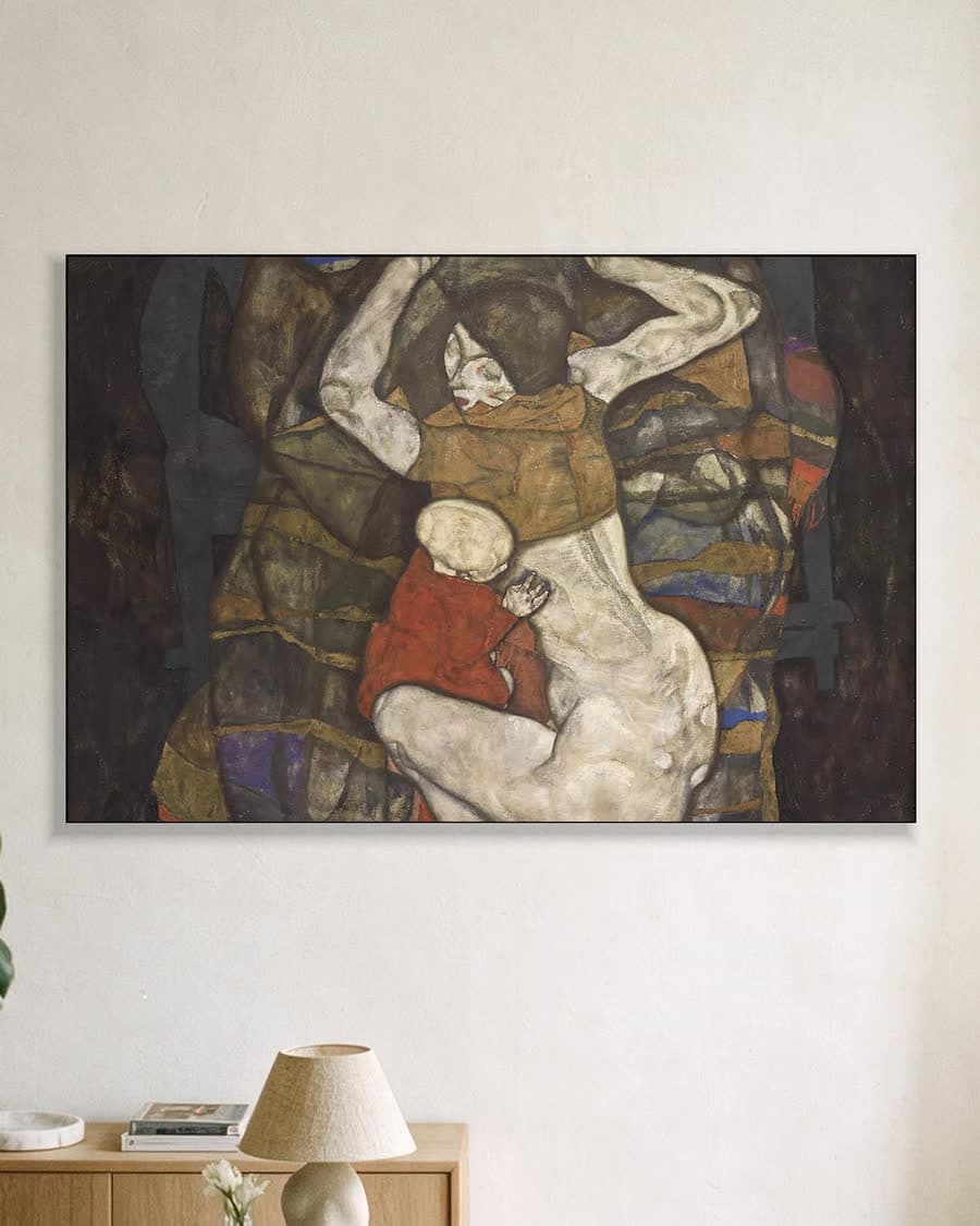 Jonge moeder in een aluminium frame aan dezelfde muur