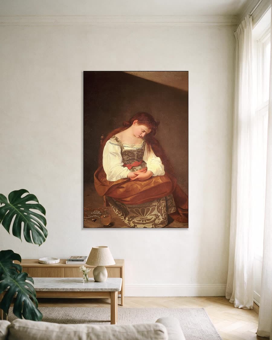 De boetvaardige Magdalena in een aluminium frame aan dezelfde muur