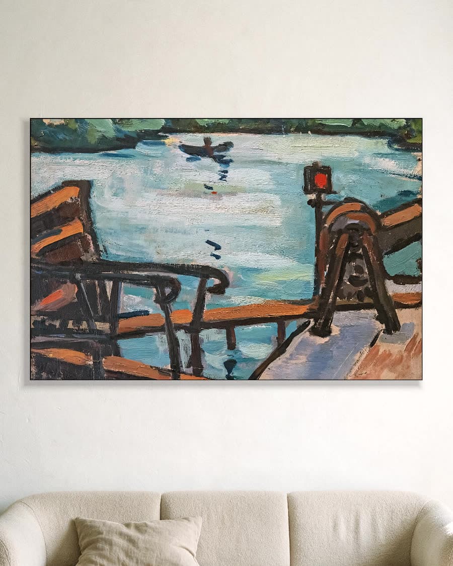 Boot op de rivier in een aluminium frame aan dezelfde muur