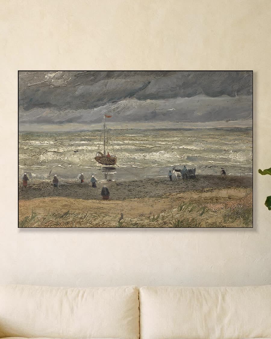 Zeegezicht bij Scheveningen in een aluminium frame aan dezelfde muur