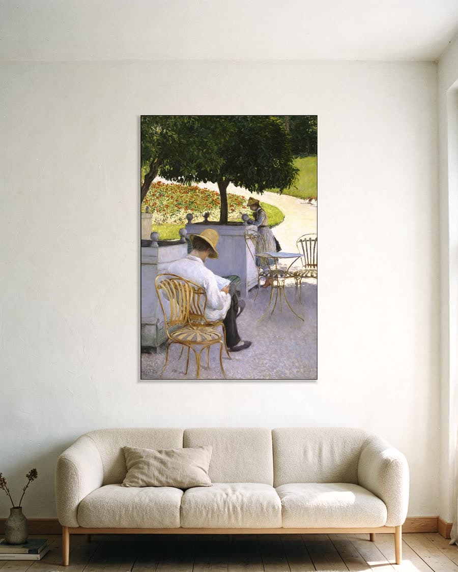 De sinaasappelbomen in een aluminium frame aan dezelfde muur