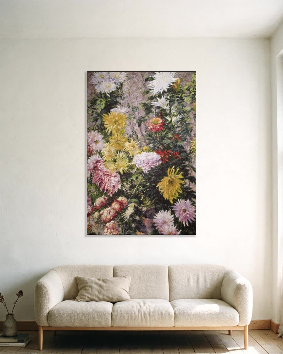 Witte en gele chrysanten in een aluminium frame aan dezelfde muur