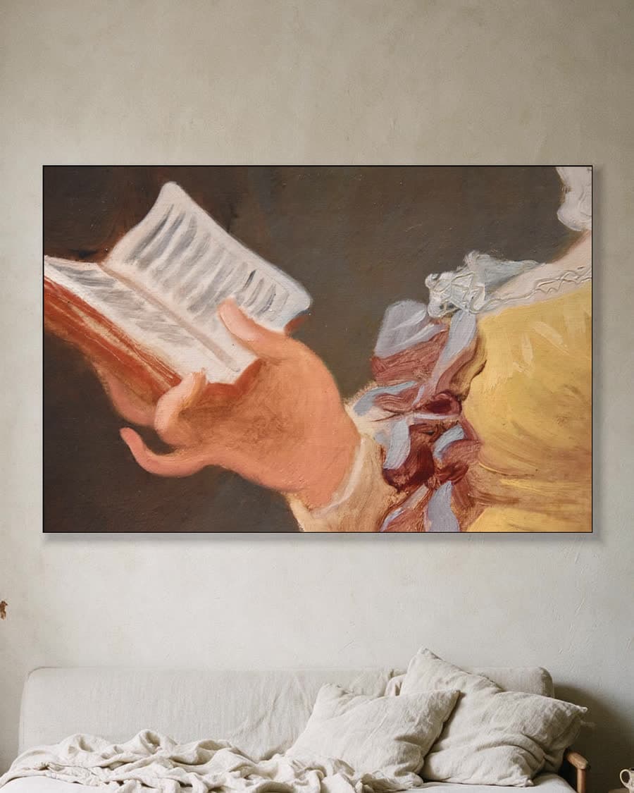 De lezende jonge vrouw in een aluminium frame aan dezelfde muur