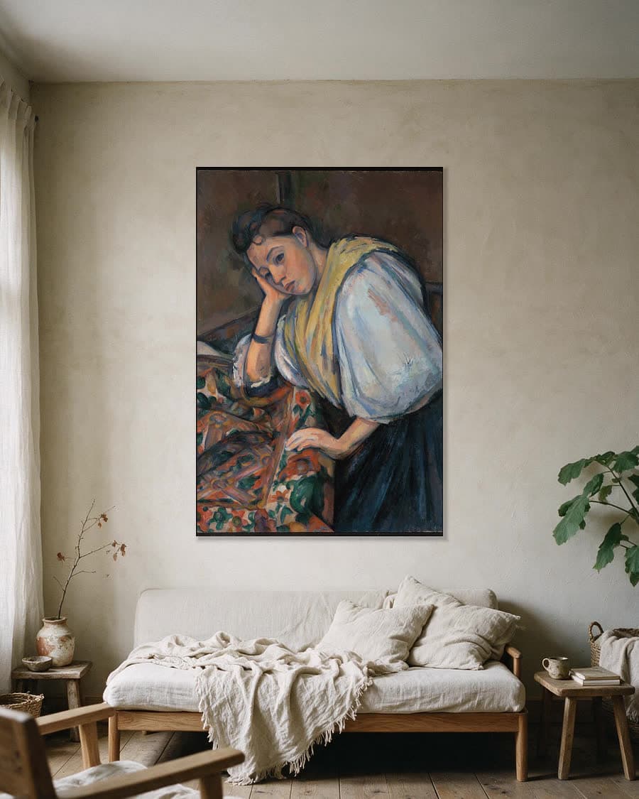 Jonge Italiaanse vrouw aan een tafel in een aluminium frame aan dezelfde muur
