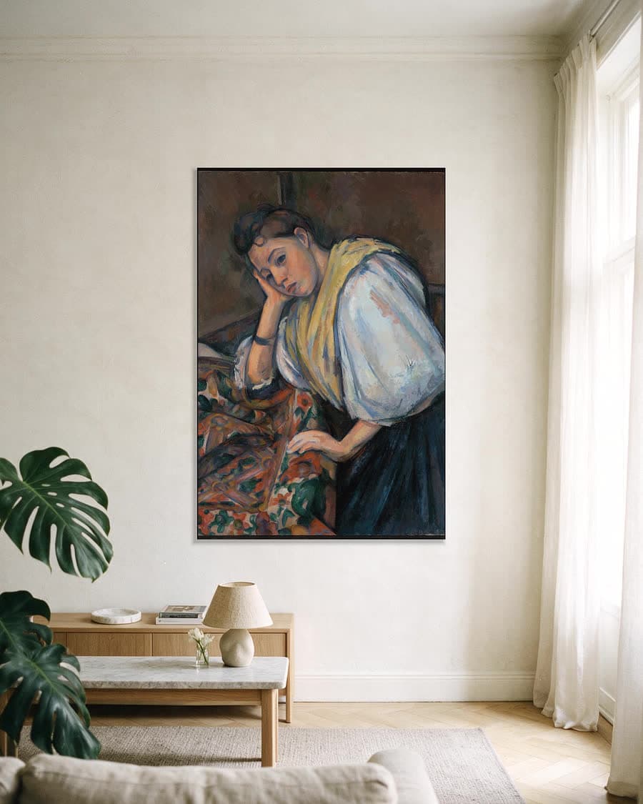 Jonge Italiaanse vrouw aan een tafel in een aluminium frame aan dezelfde muur