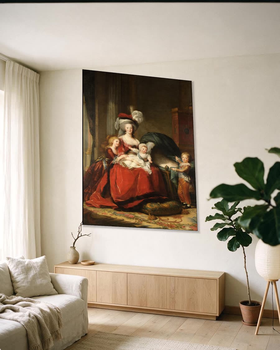 Marie Antoinette met een roos in een aluminium frame aan dezelfde muur