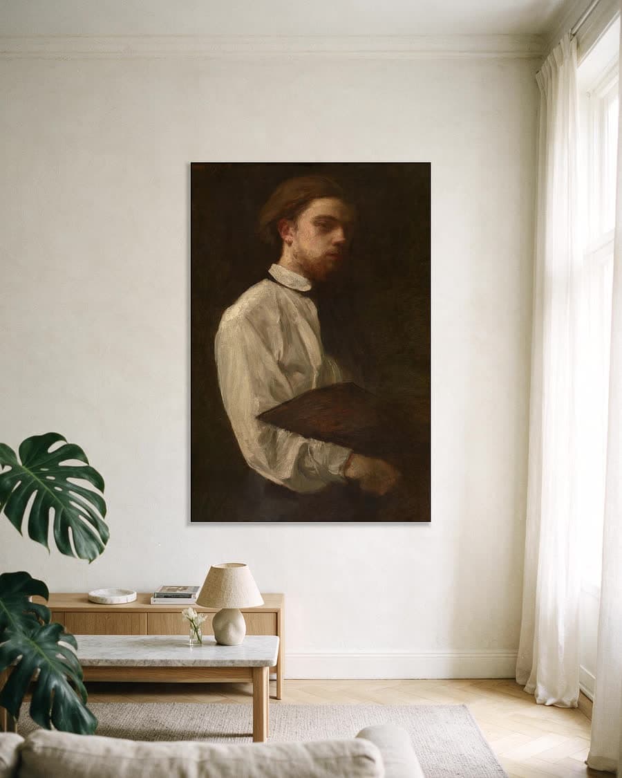 Zelfportret met tekenmap in een aluminium frame aan dezelfde muur