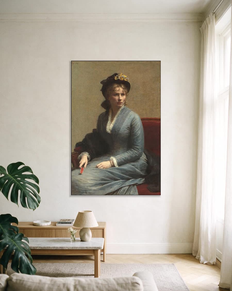 Portret van Charlotte Dubourg in een aluminium frame aan dezelfde muur