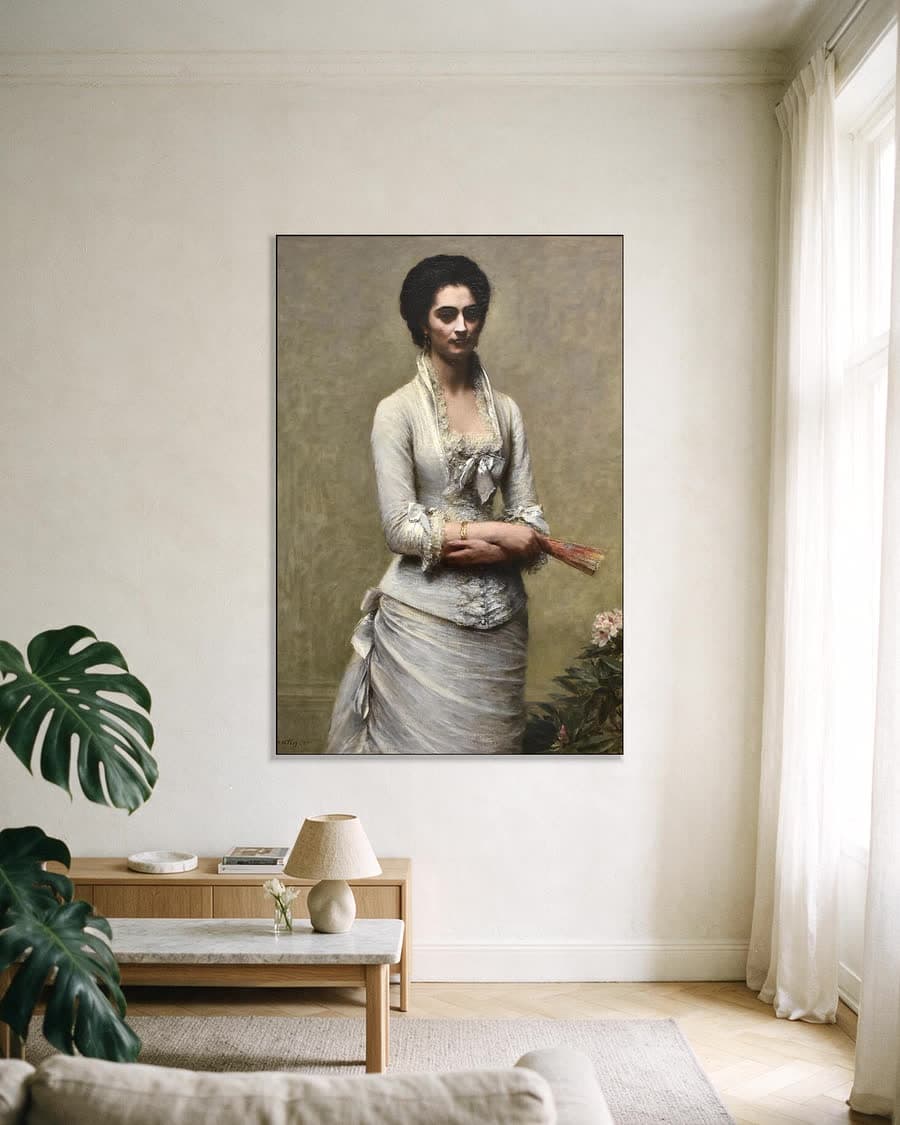 Portret van Eva Callimachi-Catargi in een aluminium frame aan dezelfde muur